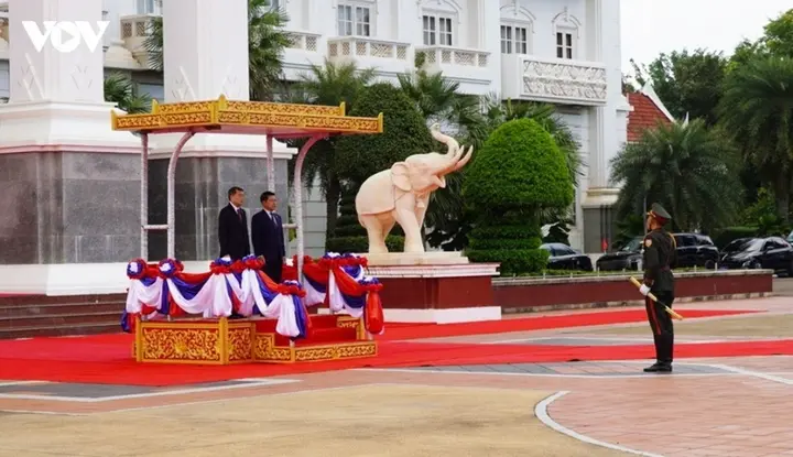 Lễ đón Thủ tướng Lê Minh Hưng thăm chính thức CHDCND Lào