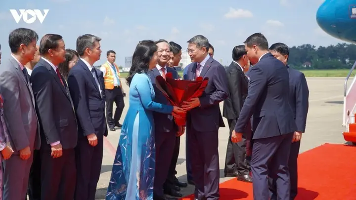Thủ tướng Lê Minh Hưng đến Viêng Chăn bắt đầu thăm chính thức Lào