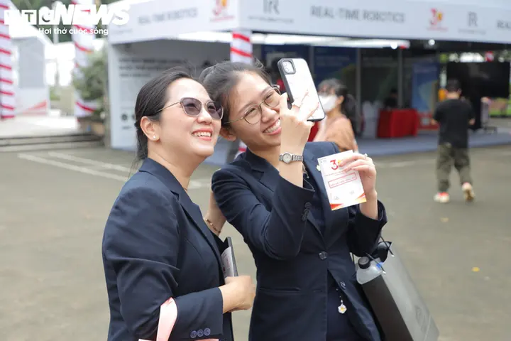 Người dân TP.HCM chen chân săn hàng khuyến mãi tại lễ hội hàng Việt