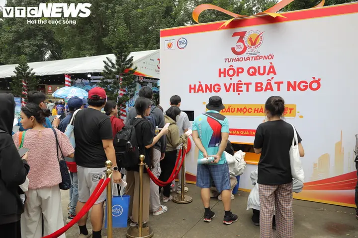 Người dân TP.HCM chen chân săn hàng khuyến mãi tại lễ hội hàng Việt