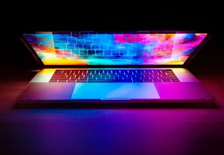 Công nghệ 7/10: MacBook Pro OLED sẽ nhẹ hơn đáng kể, có màn hình cảm ứng