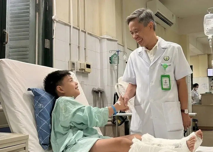 Bé 10 tuổi biến dạng bàn chân sau chấn thương sọ não