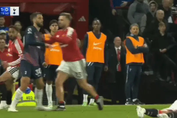 Luke Shaw gây phẫn nộ khi thoát thẻ đỏ