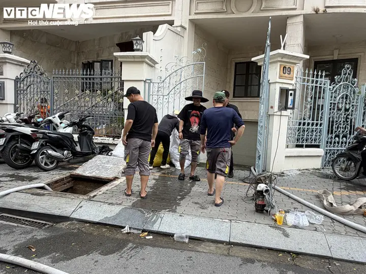 Nhà cửa chìm trong nước, khu biệt thự ở TP.HCM dùng máy bơm vẫn chưa thoát ngập