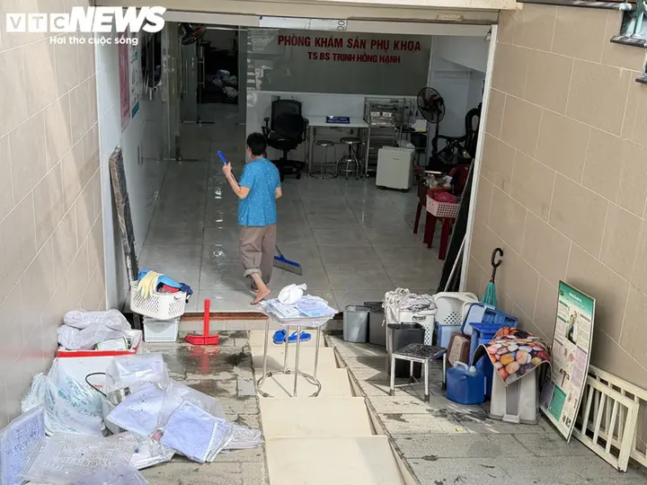 Nhà cửa chìm trong nước, khu biệt thự ở TP.HCM dùng máy bơm vẫn chưa thoát ngập