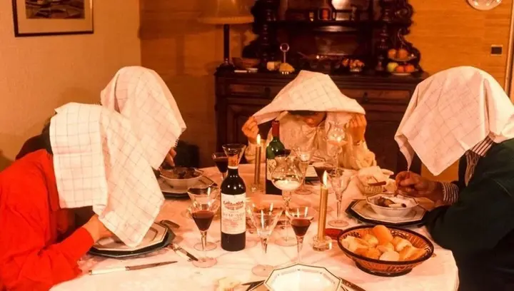 Vì sao người Pháp phải che mặt khi ăn món chim họa mi nướng?