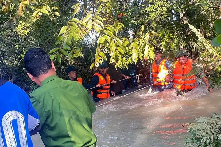 Lũ dữ ở Lâm Đồng cuốn trôi hai người đi cắm trại, một thanh niên tử vong