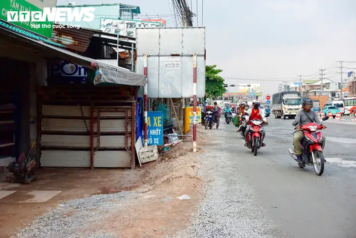 Nhiều nhà dân 'lọt thỏm' khi Quốc lộ 13 nâng cao cả mét