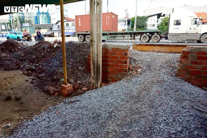 Nhiều nhà dân 'lọt thỏm' khi Quốc lộ 13 nâng cao cả mét