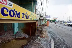 Nhiều nhà dân 'lọt thỏm' khi Quốc lộ 13 nâng cao cả mét