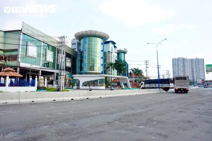 Nhiều nhà dân 'lọt thỏm' khi Quốc lộ 13 nâng cao cả mét