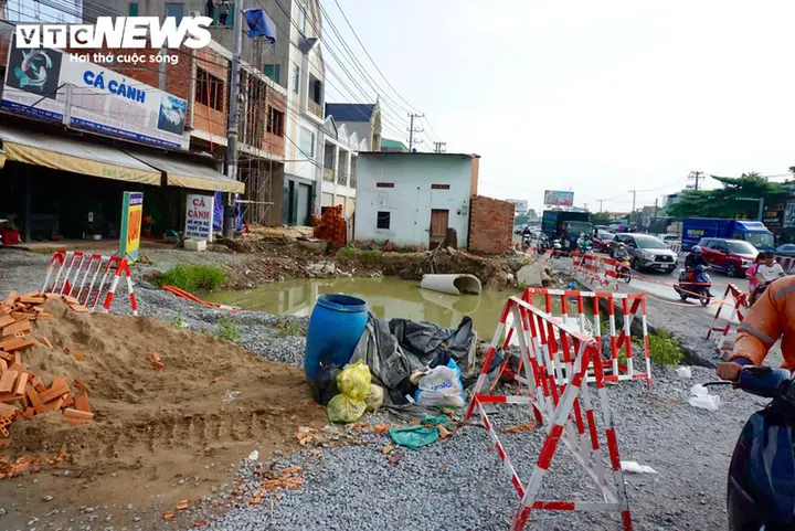 Nhiều nhà dân 'lọt thỏm' khi Quốc lộ 13 nâng cao cả mét