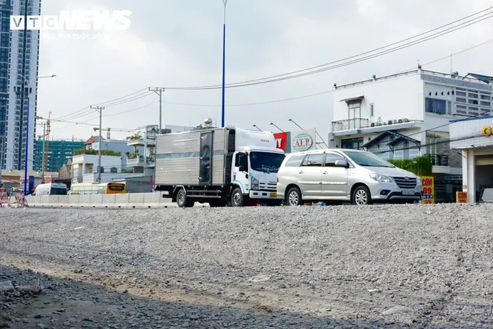 Nhiều nhà dân 'lọt thỏm' khi Quốc lộ 13 nâng cao cả mét