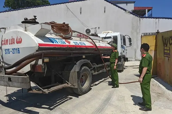 Phát hiện hầm chứa 3.000 lít dầu chờ bán tại cơ sở kinh doanh phế liệu