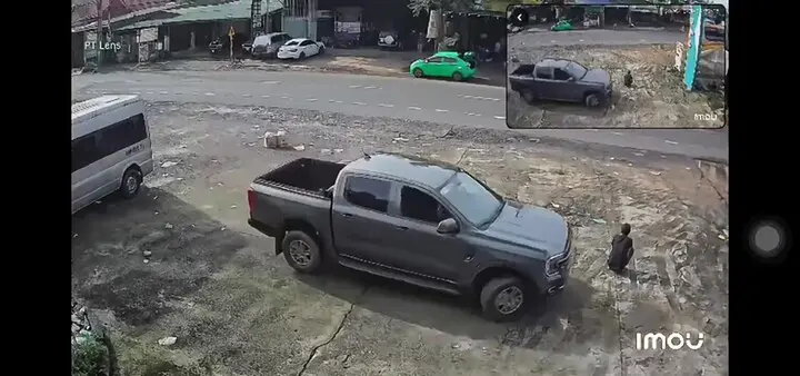 Xe bán tải tông tử vong người đàn ông ngồi vỉa hè ở Lâm Đồng