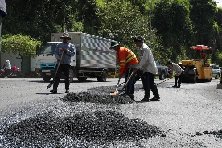 Máy móc, nhân công hối hả vá đèo Bảo Lộc