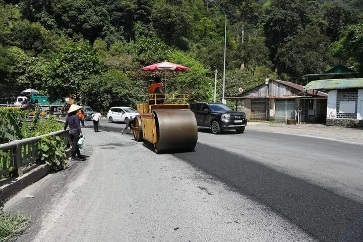 Máy móc, nhân công hối hả vá đèo Bảo Lộc