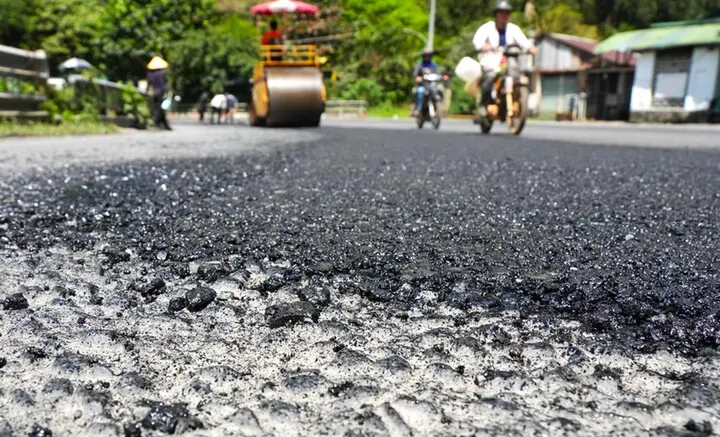 Máy móc, nhân công hối hả vá đèo Bảo Lộc