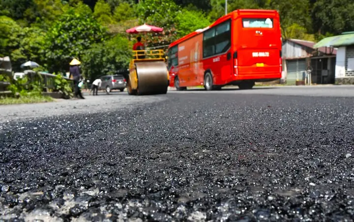 Máy móc, nhân công hối hả vá đèo Bảo Lộc