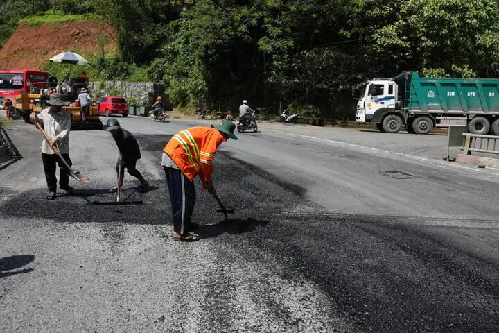 Máy móc, nhân công hối hả vá đèo Bảo Lộc