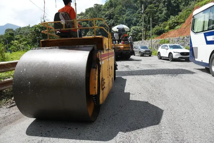 Máy móc, nhân công hối hả vá đèo Bảo Lộc