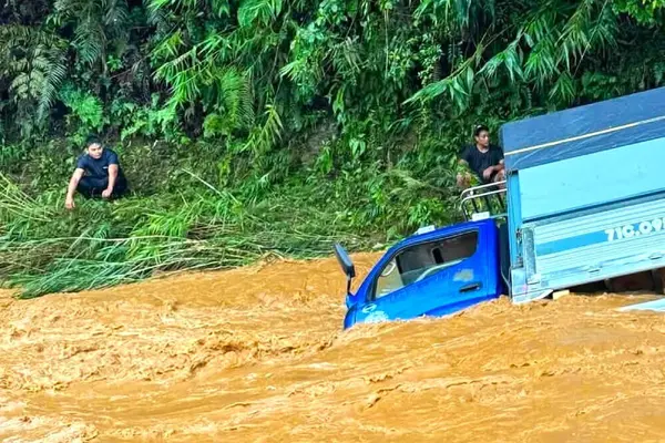 Qua suối lúc lũ ập về, xe tải bị nước cuốn trôi ở Đà Lạt