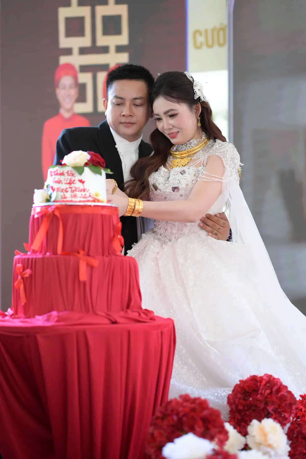 Đàm Vĩnh Hưng dự lễ cưới Hoài Lâm ở Vĩnh Long