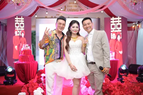 Đàm Vĩnh Hưng dự lễ cưới Hoài Lâm ở Vĩnh Long
