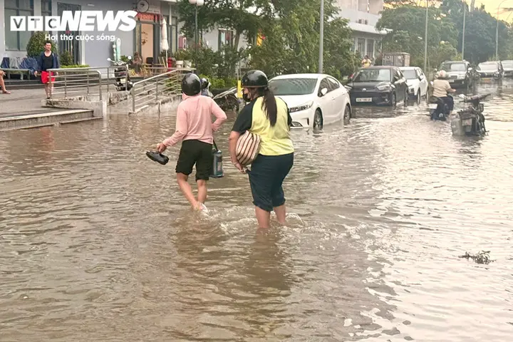 Triều cường dâng cao lúc rạng sáng, hàng loạt ô tô ở TP.HCM chìm trong biển nước