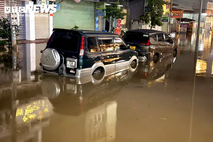 Triều cường dâng cao lúc rạng sáng, hàng loạt ô tô ở TP.HCM chìm trong biển nước