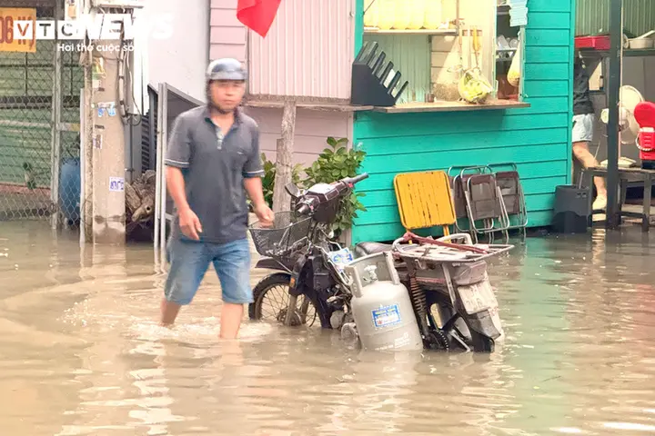 Triều cường dâng cao lúc rạng sáng, hàng loạt ô tô ở TP.HCM chìm trong biển nước