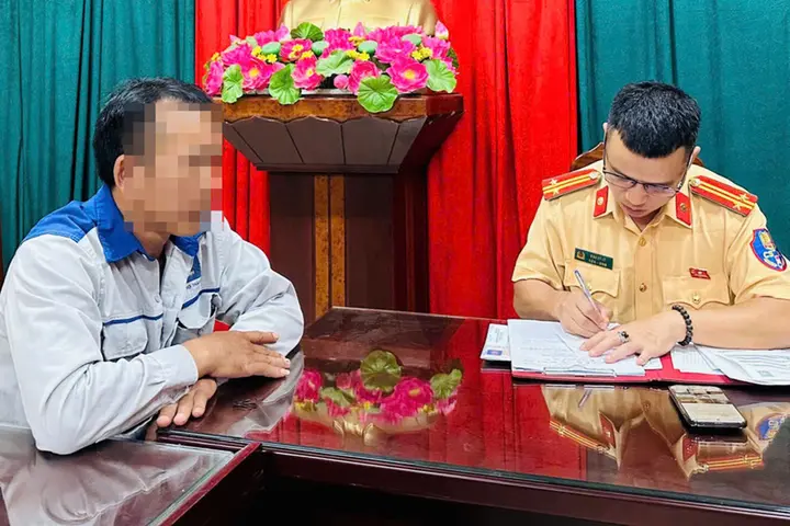 Để người đu bám trên xe trộn bê tông đang chạy, tài xế bị phạt 28 triệu đồng