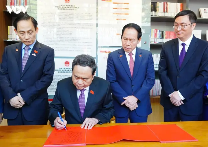 Chủ tịch Quốc hội Trần Thanh Mẫn thăm điểm lập pháp cơ sở tại thủ đô Bắc Kinh