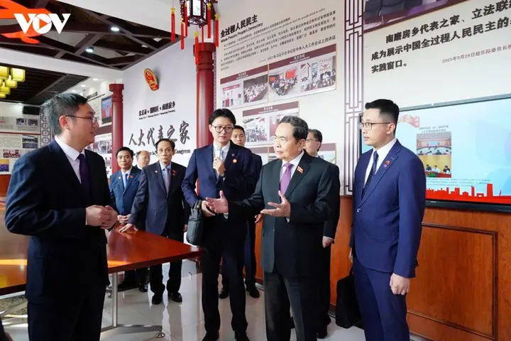 Chủ tịch Quốc hội Trần Thanh Mẫn thăm điểm lập pháp cơ sở tại thủ đô Bắc Kinh