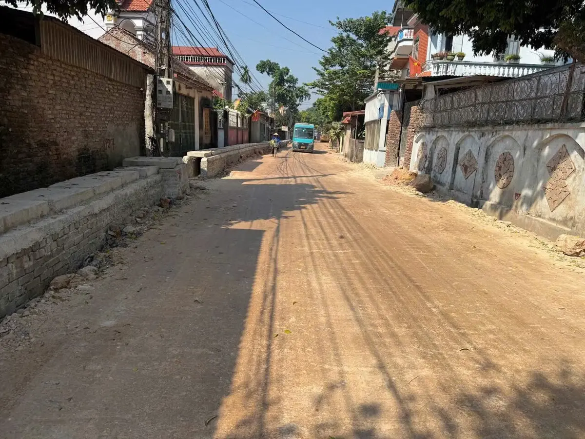 Hà Nội: Dở khóc dở cười bắc ván vào nhà vì cống thoát nước cao như 'tường thành'