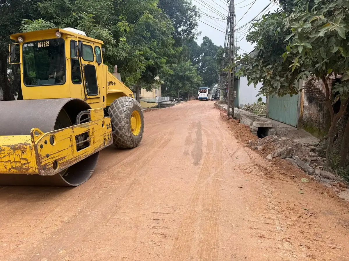 Hà Nội: Dở khóc dở cười bắc ván vào nhà vì cống thoát nước cao như 'tường thành'