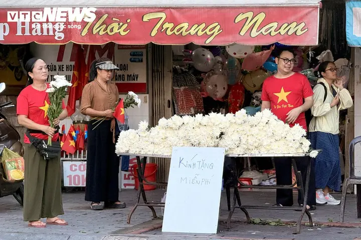 Người dân TP.HCM xếp hàng từ sáng sớm, cầm hoa trắng tiễn đưa các liệt sĩ