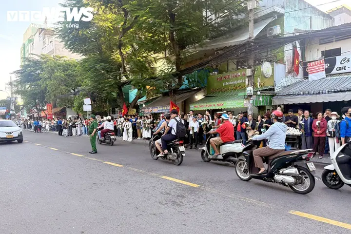 Người dân TP.HCM xếp hàng từ sáng sớm, cầm hoa trắng tiễn đưa các liệt sĩ