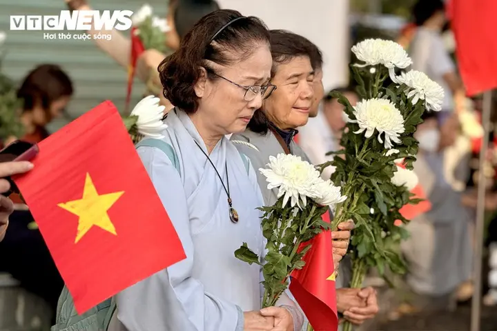 Người dân TP.HCM xếp hàng từ sáng sớm, cầm hoa trắng tiễn đưa các liệt sĩ