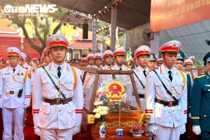 Người dân TP.HCM xếp hàng từ sáng sớm, cầm hoa trắng tiễn đưa các liệt sĩ