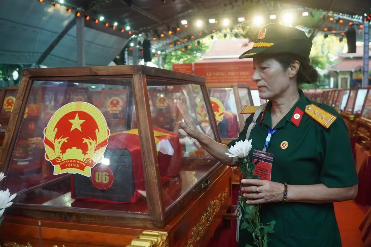 Những khoảnh khắc lắng đọng ngày tiễn đưa 731 liệt sĩ về an nghỉ bên đồng đội
