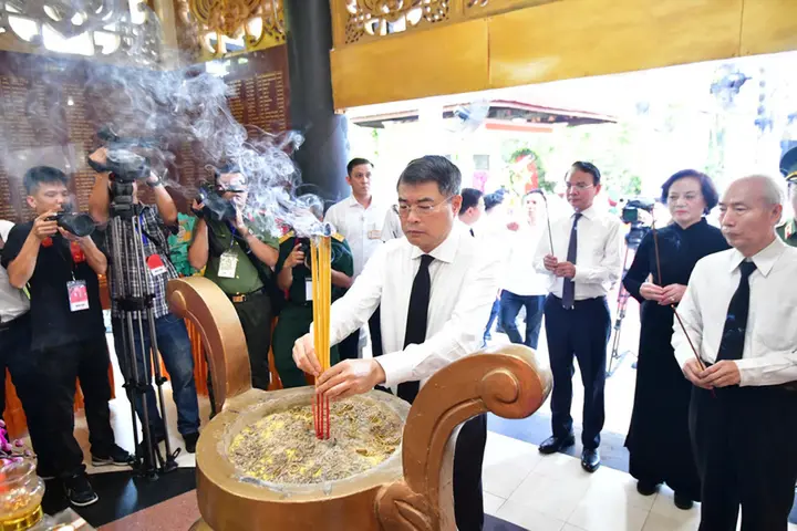 Phút tiễn đưa 731 hài cốt liệt sĩ quy tập tại CV Lê Thị Riêng về nơi an nghỉ