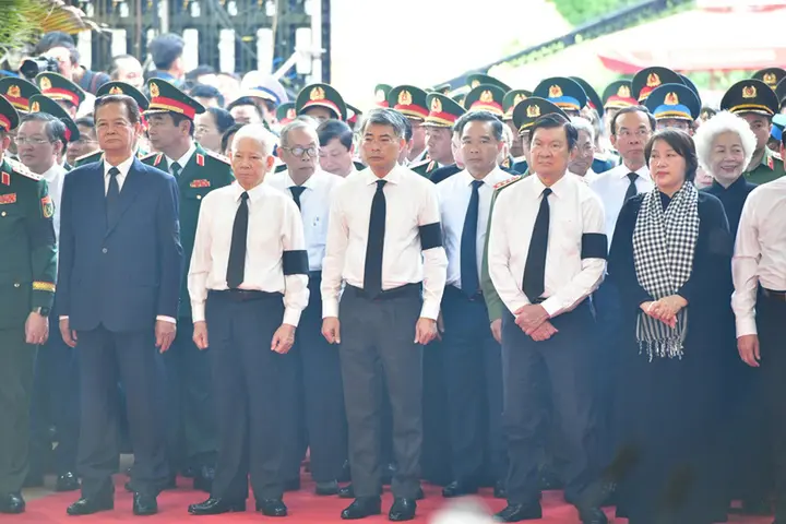 Phút tiễn đưa 731 hài cốt liệt sĩ quy tập tại CV Lê Thị Riêng về nơi an nghỉ
