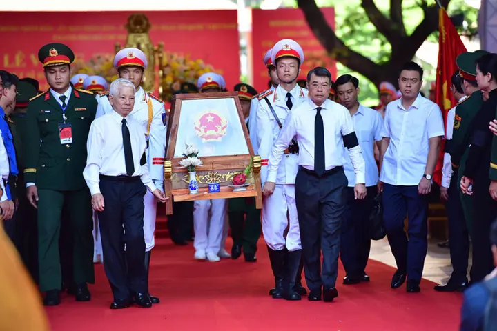 Phút tiễn đưa 731 hài cốt liệt sĩ quy tập tại CV Lê Thị Riêng về nơi an nghỉ