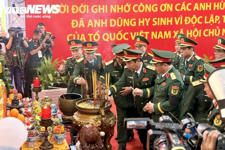 Phút tiễn đưa 731 hài cốt liệt sĩ quy tập tại CV Lê Thị Riêng về nơi an nghỉ