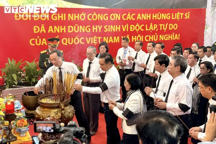 Phút tiễn đưa 731 hài cốt liệt sĩ quy tập tại CV Lê Thị Riêng về nơi an nghỉ