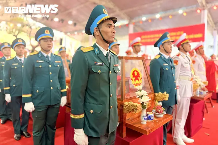Phút tiễn đưa 731 hài cốt liệt sĩ quy tập tại CV Lê Thị Riêng về nơi an nghỉ