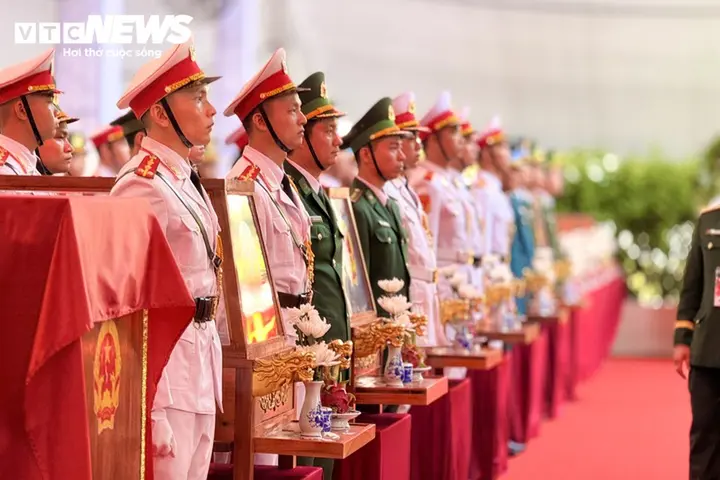 Phút tiễn đưa 731 hài cốt liệt sĩ quy tập tại CV Lê Thị Riêng về nơi an nghỉ