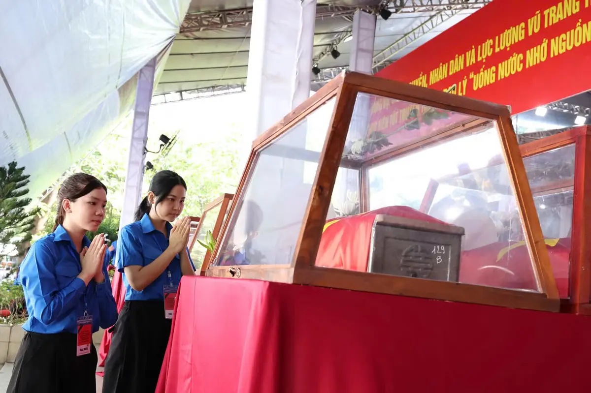 Những khoảnh khắc lắng đọng ngày tiễn đưa 731 liệt sĩ về an nghỉ bên đồng đội