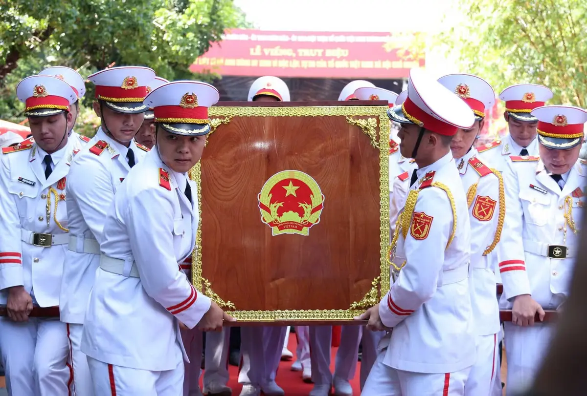 Những khoảnh khắc lắng đọng ngày tiễn đưa 731 liệt sĩ về an nghỉ bên đồng đội